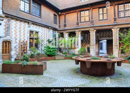 Haus einer reichen Handelsfamilie aus dem 16. Jahrhundert, Hotel de Mauroy mit Maison de l'Outil et de la Pensee ouvriere,. Altstadt von Troyes, Departement Aube, Region Grand Est, Frankreich *** Casa di una ricca famiglia di mercanti del XVI secolo, Hotel de Mauroy con Maison de l'Outil et de la Pensee ouvriere, centro storico di Troyes, dipartimento Aube, regione Grand Est, Francia Foto Stock