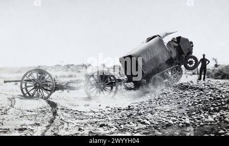 Un trattore d'artiglieria a mezzo cingolo Morris Commercial Roadless dell'esercito britannico che tira un cannone da 15 libbre e un limber, India, verso la fine degli anni '1920 Foto Stock