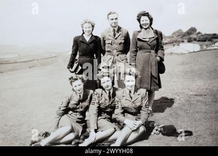 Operatori wireless della Women's Auxiliary Air Force con un aviatore della RAF a Whipsnade, maggio 1946. Foto Stock