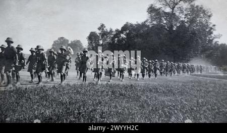 Soldati del 2nd Battalion del Queen's Royal Regiment (West Surrey) guidati da una banda che marciava lungo la strada da Allahabad, India britannica, circa metà degli anni '1920 Foto Stock