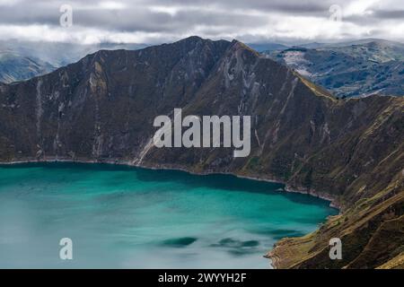 Percorso escursionistico sulla laguna di Quilotoa tra le nuvole vicino a Quito, provincia di Cotopaxi, montagne delle Ande, Ecuador. Foto Stock