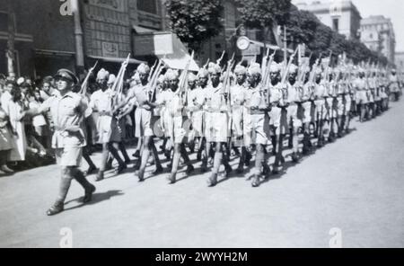 Le truppe dell'esercito indiano britannico marciano attraverso il Cairo, in Egitto, durante la Victory Parade nel 1945. Foto Stock