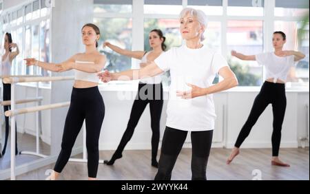 Gruppo di donne che provano danza di balletto Foto Stock