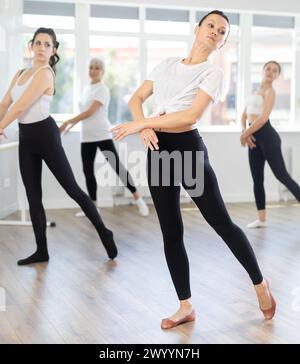 Gruppo di donne che provano danza di balletto Foto Stock