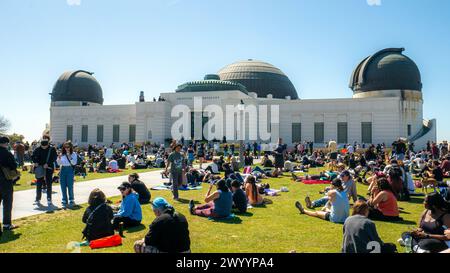 Persone che guardano l'eclissi solare del 2024 all'Osservatorio Griffith di Griffith Park, Los Angeles, California, Stati Uniti, l'8 aprile, 2024. Foto Stock