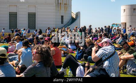 Folle di persone si sono riunite per assistere all'eclissi solare del 2024 a Griffith Park, Los Angeles, California, Stati Uniti, l'8 aprile, 2024. Foto Stock