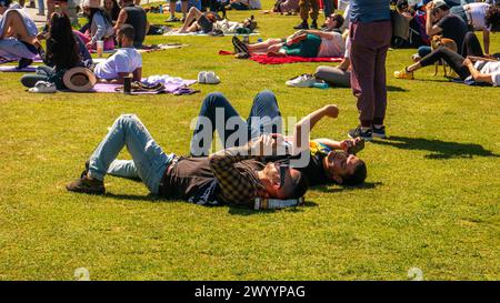 Persone che guardano l'eclissi solare del 2024 a Griffith Park, Los Angeles, California, Stati Uniti, l'8 aprile, 2024. Foto Stock