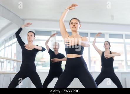 Gruppo di donne che provano danza di balletto Foto Stock