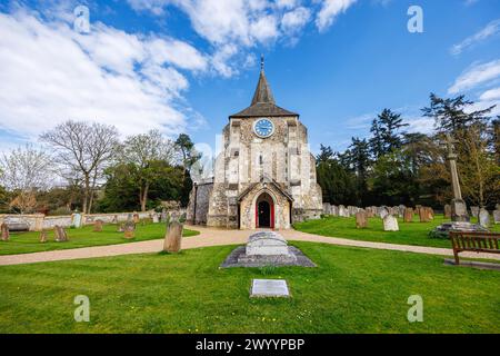 Porticato esterno e ingresso della chiesa parrocchiale di St Michael & All Angels, patrimonio medievale di II grado, a Mickleham, un villaggio fuori Dorking, Surrey Foto Stock