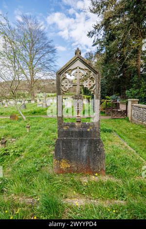 Croce scolpita in una lapide di pietra nel cimitero della chiesa parrocchiale di St Michael & All Angels a Mickleham, un villaggio vicino a Dorking, Surrey Foto Stock