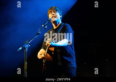 Il cantautore e cantante britannico Jake Bugg si esibisce alla Columbiahalle di Berlino mentre sostiene il Liam Gallgher John Squire 2024 Europe Tour. Foto Stock