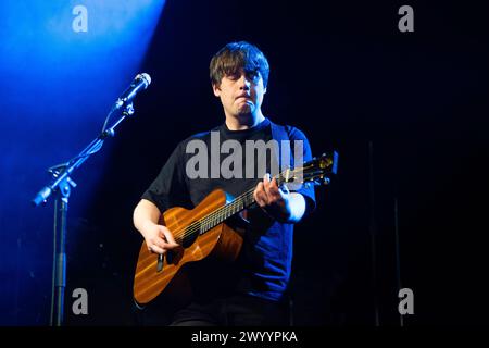 Il cantautore e cantante britannico Jake Bugg si esibisce alla Columbiahalle di Berlino mentre sostiene il Liam Gallgher John Squire 2024 Europe Tour. Foto Stock