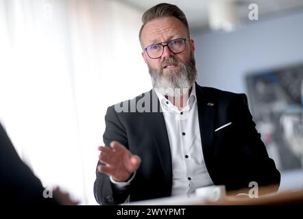 Berlino, Germania. 8 aprile 2024. Claus Ruhe Madsen (CDU), ministro dell'economia, dei trasporti, del lavoro, della tecnologia e del turismo dello Schleswig-Holstein, parla in un'intervista con la dpa. Crediti: Britta Pedersen/dpa/Alamy Live News Foto Stock