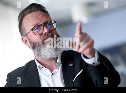 Berlino, Germania. 8 aprile 2024. Claus Ruhe Madsen (CDU), ministro dell'economia, dei trasporti, del lavoro, della tecnologia e del turismo dello Schleswig-Holstein, parla in un'intervista con la dpa. Crediti: Britta Pedersen/dpa/Alamy Live News Foto Stock