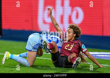 Lovanio, Belgio. 5 aprile 2024. Olga (19) della Spagna e Kassandra Missipo (23) del Belgio, nella foto di una partita tra le squadre nazionali del Belgio, chiamata Red Flames e della Spagna nella prima partita del gruppo A2 nella fase di campionato del campionato europeo di qualificazione femminile 2023-24, venerdì 5 aprile 2024 a Lovanio, BELGIO. Crediti: Sportpix/Alamy Live News Foto Stock