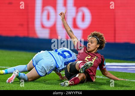 Lovanio, Belgio. 5 aprile 2024. Olga (19) della Spagna e Kassandra Missipo (23) del Belgio, nella foto di una partita tra le squadre nazionali del Belgio, chiamata Red Flames e della Spagna nella prima partita del gruppo A2 nella fase di campionato del campionato europeo di qualificazione femminile 2023-24, venerdì 5 aprile 2024 a Lovanio, BELGIO. Crediti: Sportpix/Alamy Live News Foto Stock