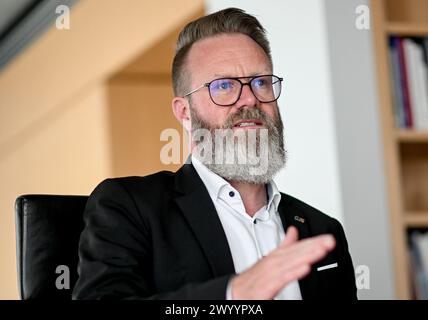 Berlino, Germania. 8 aprile 2024. Claus Ruhe Madsen (CDU), ministro dell'economia, dei trasporti, del lavoro, della tecnologia e del turismo dello Schleswig-Holstein, parla in un'intervista con la dpa. Crediti: Britta Pedersen/dpa/Alamy Live News Foto Stock