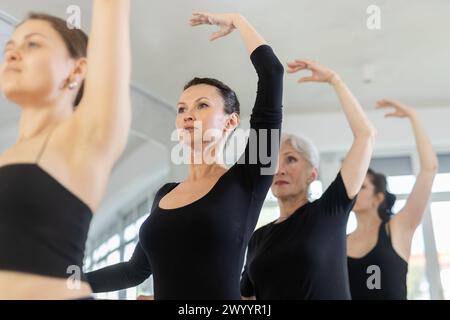 Gruppo di donne che praticano al balletto barre Foto Stock