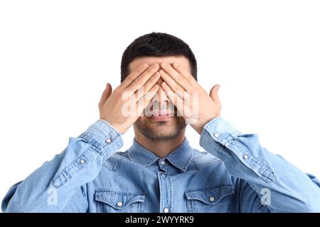 Giovane che chiude gli occhi su sfondo bianco, primo piano Foto Stock