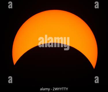 Palm Springs, California, Stati Uniti. 8 aprile 2024. La copertura massima parziale di Solar Eclipse, vista da Palm Springs nel sud della California. (Credit Image: © Ian L. Sitren/ZUMA Press Wire) SOLO PER USO EDITORIALE! Non per USO commerciale! Foto Stock