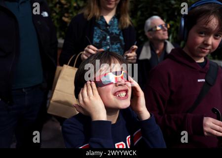 New York, New York, Stati Uniti. 8 aprile 2024. La gente sale su un tetto nella sezione Chelsea di Manhattan a New York per vedere l'eclissi solare che era visibile oggi sul Nord America e sul Canada. Crediti: Adam Stoltman/Alamy Live News Foto Stock