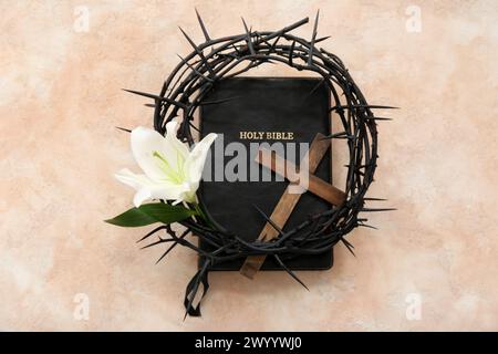 Composizione con Sacra Bibbia, croce, corona di spine e giglio su sfondo chiaro Foto Stock