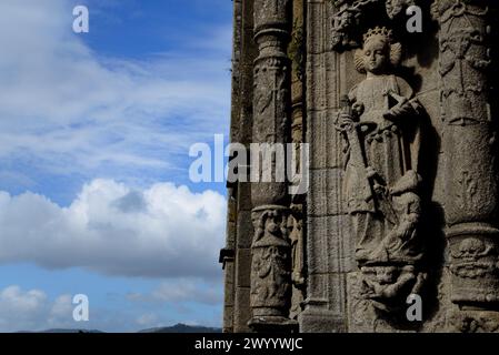 Sculture nella facciata della basilica di Santa Maria a Maior, Pontevedra, Spagna Foto Stock