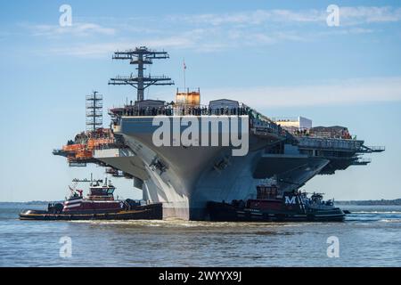 240408-N-JJ744-1200 NEWPORT NEWS, VIRGINIA (8 aprile 2024) - la portaerei classe Nimitz USS John C. Stennis (CVN 74) viene spostata in un ormeggio di allestimento a Newport News, Virginia, 8 aprile 2024. John C. Stennis è nella Newport News Shipbuilding, che conduce rifornimenti e revisioni complesse per preparare la nave per la seconda metà della sua vita utile di 50 anni. (Foto della Marina degli Stati Uniti di Simon Pike, specialista della comunicazione di massa di seconda classe) Foto Stock