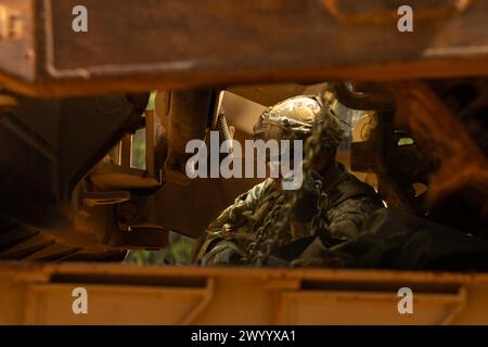 Un soldato dell'esercito degli Stati Uniti assegnato al 1st Battalion, 64th Armor Regiment, 3rd Infantry Division, sgancia una catena da un bulldozer durante Marne Focus a Fort Stewart, Georgia, 7 aprile 2024. Marne Focus mette alla prova la capacità di un'unità di condurre l'intera gamma di operazioni militari a sostegno della forza di risposta di emergenza americana e sconfiggere tutti i nemici, indipendentemente dalle minacce che rappresentano. ​(STATI UNITI Foto dell'esercito di PFC. Trey Woodard) Foto Stock