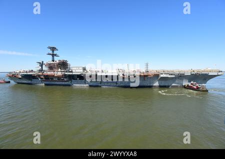 240408-N-KP843-1157 NEWPORT NEWS, VIRGINIA (8 aprile 2024) - la portaerei classe Nimitz USS John C. Stennis (CVN 74) viene spostata in un ormeggio di allestimento a Newport News, Virginia, 8 aprile 2024. John C. Stennis è nella Newport News Shipbuilding, che conduce rifornimenti e revisioni complesse per preparare la nave per la seconda metà della sua vita utile di 50 anni. (Foto della Marina degli Stati Uniti di Max Biesecker, specialista della comunicazione di massa, 3a Classe) Foto Stock