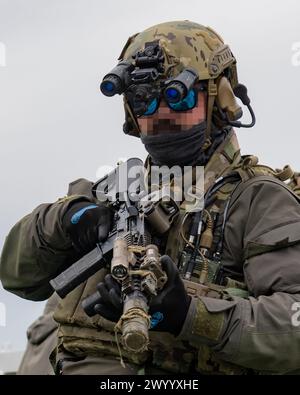 ADRIATIC SEA (12 marzo 2024) gli operatori navali di guerra speciale (SEAL) della costa orientale degli Stati Uniti conducono visite, consigli, ricerche e addestramento al sequestro con le forze per le operazioni speciali croate per aumentare le loro capacità marittime durante Trojan Footprint 24. Trojan Footprint è un'esercitazione di formazione multinazionale che riunisce le forze NATO e partner e dimostra la loro capacità di rispondere senza problemi a qualsiasi minaccia lanciata contro la libertà e la stabilità globali. Naval Special Warfare Group TWO produce, sostiene e dispiega le principali forze marittime delle operazioni speciali al mondo per condurre il pieno spettro Foto Stock