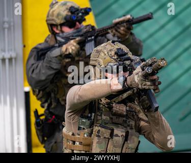 ADRIATIC SEA (12 marzo 2024) gli operatori navali di guerra speciale (SEAL) della costa orientale degli Stati Uniti conducono visite, consigli, ricerche e addestramento al sequestro con le forze per le operazioni speciali croate per aumentare le loro capacità marittime durante Trojan Footprint 24. Trojan Footprint è un'esercitazione di formazione multinazionale che riunisce le forze NATO e partner e dimostra la loro capacità di rispondere senza problemi a qualsiasi minaccia lanciata contro la libertà e la stabilità globali. Naval Special Warfare Group TWO produce, sostiene e dispiega le principali forze marittime delle operazioni speciali al mondo per condurre il pieno spettro Foto Stock