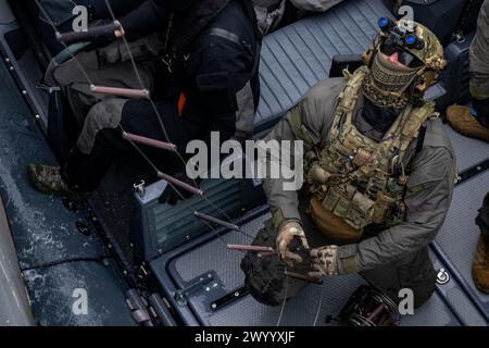 ADRIATIC SEA (12 marzo 2024) gli operatori navali di guerra speciale (SEAL) della costa orientale degli Stati Uniti conducono visite, consigli, ricerche e addestramento al sequestro con le forze per le operazioni speciali croate per aumentare le loro capacità marittime durante Trojan Footprint 24. Trojan Footprint è un'esercitazione di formazione multinazionale che riunisce le forze NATO e partner e dimostra la loro capacità di rispondere senza problemi a qualsiasi minaccia lanciata contro la libertà e la stabilità globali. Naval Special Warfare Group TWO produce, sostiene e dispiega le principali forze marittime delle operazioni speciali al mondo per condurre il pieno spettro Foto Stock