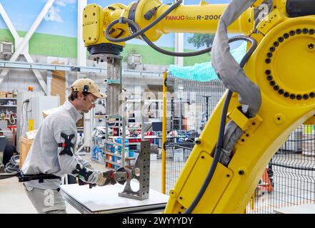 Progetto EXODYN, esoscheletri per la prevenzione dei disturbi muscoloscheletrici negli ambienti di lavoro, unità di salute, Centro tecnologico, Tecnalia Research & Innovation, Donostia, San Sebastian, Gipuzkoa, Paesi Baschi, Spagna. Foto Stock