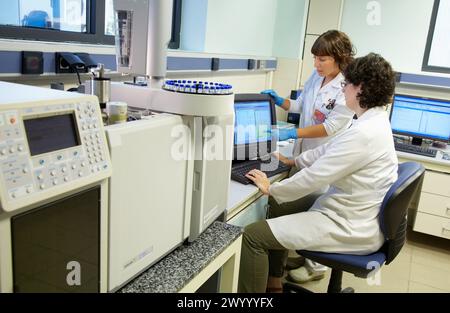 I ricercatori Tecnalia hanno effettuato analisi mediante gascromatografia e spettrometria di massa la gascromatografia è una tecnica di separazione basata sulla distribuzione dei componenti di un incrocio tra una fase stazionaria e una fase mobile gassosa, mentre la spettrometria di massa è una tecnica analitica in grado di identificare quasi inequivocabilmente, in quanto fornisce uno spettro caratteristico di ciascuna molecola, l'unione della spettrometria di massa per gascromatografia consente la separazione, l'identificazione e la quantificazione di componenti volatili e semivolatili di miscele complesse industria alimentare Biotecnologie Laboratory Foto Stock