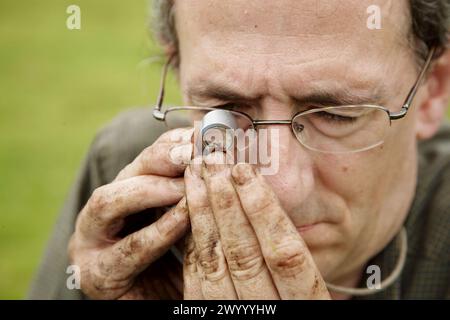 Osservazione dei macrofossili, campionamento della torba, ricerca sui cambiamenti climatici, Neiker-Tecnalia, unità ambiente, Belate, Navarra, Spagna. Foto Stock