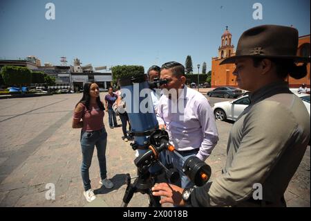 San Juan del Rio, Messico. 8 aprile 2024. Una persona osserva l'eclissi solare attraverso un telescopio. Grandi folle si radunano intorno alla piazza principale di San Juan del Rio per assistere a una parziale eclissi del sole durante la grande eclissi solare nordamericana. L'8 aprile 2024, Mazatlan, Messico. (Foto di Fernando Camacho/ credito: Eyepix Group/Alamy Live News Foto Stock