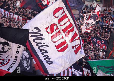 Milano, Italia. 6 aprile 2024. Italia, Milano, 6 aprile 2024: I tifosi dell'AC Milan sventolano le bandiere e mostrano striscioni negli stand durante la partita di calcio AC Milan vs US Lecce, giorno 31 serie A 2023-2024 Stadio San Siro.AC Milan vs US Lecce, Lega calcio serie A 2023/2024 giorno 31 allo Stadio San Siro (Credit Image: © Fabrizio Andrea Bertani/Pacific Press via ZUMA Press Wire) SOLO USO EDITORIALE! Non per USO commerciale! Foto Stock