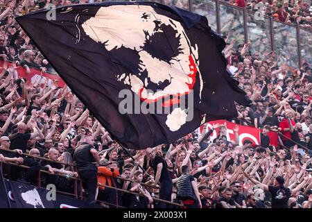 Milano, Italia. 6 aprile 2024. Italia, Milano, 6 aprile 2024: I tifosi dell'AC Milan sventolano le bandiere e mostrano striscioni negli stand durante la partita di calcio AC Milan vs US Lecce, giorno 31 serie A 2023-2024 Stadio San Siro.AC Milan vs US Lecce, Lega calcio serie A 2023/2024 giorno 31 allo Stadio San Siro (Credit Image: © Fabrizio Andrea Bertani/Pacific Press via ZUMA Press Wire) SOLO USO EDITORIALE! Non per USO commerciale! Foto Stock