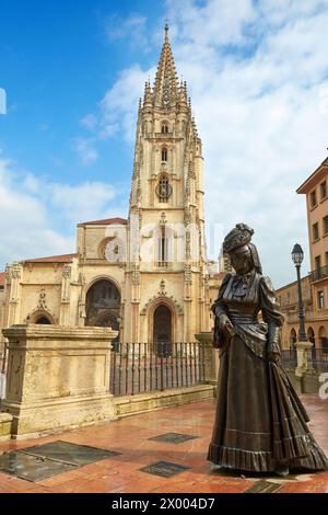 Scultura di Mauro Alvarez, Plaza Alfonso II El Casto, Cattedrale, Oviedo, Asturie, Spagna. Foto Stock