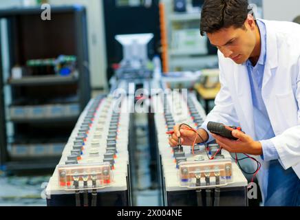 Ricercatore. Batterie a energia solare classiche. Cella liquida solare. Ricerca tecnologica sull'energia. Energia e ambiente. Tecnalia Research & Innovation, Bizkaia, Paesi Baschi, Spagna. Foto Stock