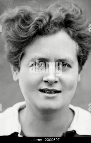 1936 c., Praha , Cechia , Austria-Ungheria : la donna ceca giornalista, scrittrice, redattrice e traduttrice MILENA JESENSKA ( Jesenská , 1896 - 1944 ). Amico intimo del celebre scrittore boemiano Franz KAFKA ( 1883 - 1924 ). Nel novembre 1939 fu arrestata dalla Gestapo. Nell' ottobre 1940 fu deportata in un campo di concentramento di Ravensbrück in Germania dove morì di insufficienza renale il 17 maggio 1944 . Fotografo sconosciuto . - JESENSKÝ - JESENSKY - SCRITTORE - LETTERATO - LETTERATURA - LETTERATURA - STORIA - FOTO STORICHE - DONNA SCRITTRICE - GIORNALISTA - GIORNALISMO - GIORNALISTA - GIORNALISMO - T. Foto Stock