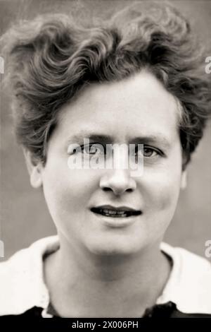 1936 c., Praha , Cechia , Austria-Ungheria : la donna ceca giornalista, scrittrice, redattrice e traduttrice MILENA JESENSKA ( Jesenská , 1896 - 1944 ). Amico intimo del celebre scrittore boemiano Franz KAFKA ( 1883 - 1924 ). Nel novembre 1939 fu arrestata dalla Gestapo. Nell' ottobre 1940 fu deportata in un campo di concentramento di Ravensbrück in Germania dove morì di insufficienza renale il 17 maggio 1944 . Fotografo sconosciuto . - JESENSKÝ - JESENSKY - SCRITTORE - LETTERATO - LETTERATURA - LETTERATURA - STORIA - FOTO STORICHE - DONNA SCRITTRICE - GIORNALISTA - GIORNALISMO - GIORNALISTA - GIORNALISMO - T. Foto Stock