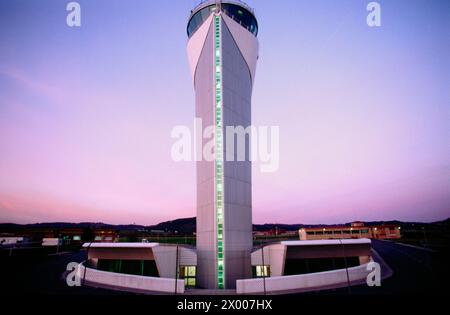 Torre di controllo dell'aeroporto di Bilbao, di Santiago Calatrava. Biscaglia. Paesi Baschi. Spagna. Foto Stock