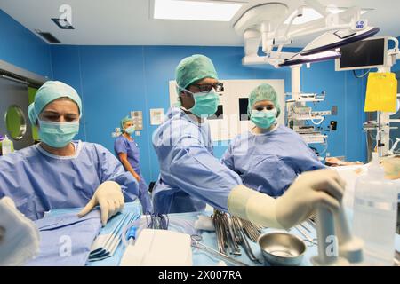 Preparazione chirurgica, Chirurgia ernia addominale, Chirurgia di emergenza generale, sala operatoria, ospedale Donostia, San Sebastian, Donostia, Gipuzkoa, Paesi Baschi, Spagna. Foto Stock