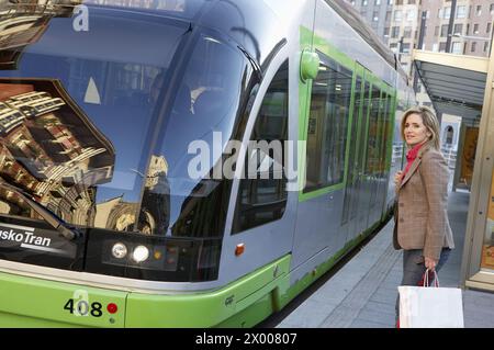 Pendolari. Tramvia. Bilbao, Bizkaia, Euskadi. Spagna. Foto Stock