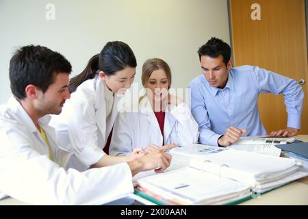 Ricercatori nella sala riunioni. Servizi tecnologici all'industria. Tecnalia Research & Innovation, Donostia, San Sebastian, Gipuzkoa, Paesi Baschi, Spagna. Foto Stock