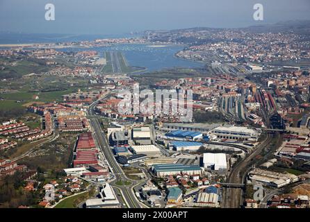 Hondarribia (in alto, a sinistra), aeroporto di San Sebastian (in alto al centro), Irun (in primo piano), Hendaye (in alto a destra), foce del fiume Bidasoa, baia di Txingudi, confine franco-spagnolo. Foto Stock