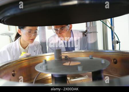 Ricercatori. Sistema di nitrurazione del plasma a schermo attivo. Camera a depressione. Superfici di laboratorio. Tecnalia ricerca e innovazione. Donostia. San Sebastian. Gipuzkoa. Paesi Baschi. Spagna. Europa. Foto Stock