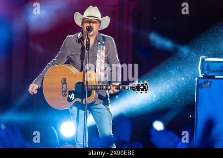 Austin, Texas, Stati Uniti. 7 aprile 2024. In questa immagine pubblicata il 7 aprile 2024, Jason Aldean si esibisce sul palco dei CMT Music Awards 2024 il 3 aprile 2024, presso l'Università del Texas ad Austin, Texas. ( Credito: Amy Price/Image Space)/Alamy Live News Foto Stock